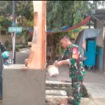 Babinsa Koramil 2303/Pulomerak, Karbak Membantu Pembuatan Gapura