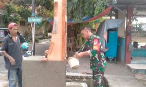 Babinsa Koramil 2303/Pulomerak, Karbak Membantu Pembuatan Gapura