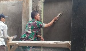 Babinsa Koramil 2306/Mancak, Karbak Memplaster Pagar Masjid