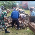 Babinsa Koramil 2303/Pulomerak, Karbak Membantu Menurunkan Matrial