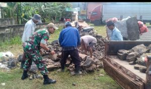 Babinsa Koramil 2303/Pulomerak, Karbak Membantu Menurunkan Matrial