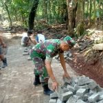 Babinsa Koramil 2306/Mancak, Karbak Membantu Pemasangan Paving Blok Jalan