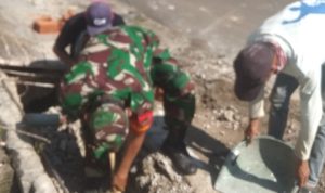 Babinsa Koramil 2301/Cilegon, Karbak Giat Pembuatan Parit