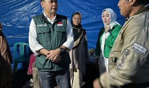 H. Hengky Yasin Bersama Hj Fadilah Fahriana menjenguk korban Kebakaran di Desa Soreang Jipang Kab Gowa