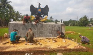 Satgas TMMD ke-117 Kodim 0429/Lamtim Mulai Pasang Paving Block Tugu Monumen