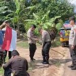 Patroli Merah Putih Presisi, Polsek Air Gegas Pasang Bendera ke Rumah Warga