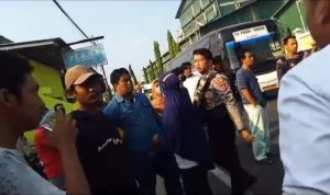 Aksi Demonstrasi Puluhan Massa di PT Dover Sempat Terjadi Bersitegang Dengan Ratusan Warga Link Kali Baru