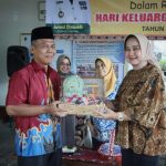 Riana Sari Arinal Menyerahkan Bantuan  Sembako pada Masyarakat di Metro Timur  
