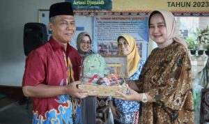 Riana Sari Arinal Menyerahkan Bantuan  Sembako pada Masyarakat di Metro Timur  