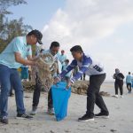 Pj Gubernur Suganda Ikut Berpartisipasi di Kegiatan Beach Cleaning Bank Indonesia