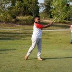Tanda Dimulai Turnamen Golf Kemerdekaan di Padang Ketua Umum PWI Pusat Lakuan Pemukulan Bola Asap