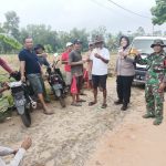 Peduli Lingkungan, Sinergitas TNI – Polri Bersama Masyarakat Gotong royong perbaiki jembatan