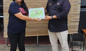 Ketua PWI Babel Serahkan Sertifikat UKW Angkatan IX