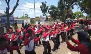 Sorak Sorai Dinas Pertanian, Pangan dan Perikanan di Depan Panggung Kehormatan