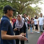 Asep Awaludin Jalan Santai di Alun – Alun Rangkasbitung Sembari Traktir Warga