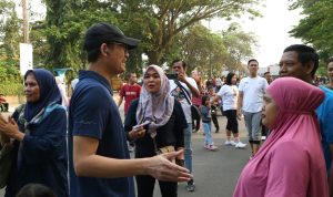 Asep Awaludin Jalan Santai di Alun – Alun Rangkasbitung Sembari Traktir Warga