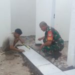 Babinsa Koramil 2303/Pulomerak, Karbak Membantu Pemasangan Keramik
