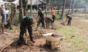 Babinsa Koramil 2306/Mancak, Karbak Membersihkan Lapangan Futsal