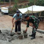 Babinsa Koramil 2305/Cinangka, Karbak Membantu Pembuatan TPT