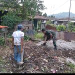 Babinsa Koramil 2303/Pulomerak, Karbak Membantu Pembangunan Pagar Kuburan