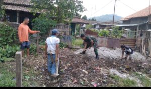 Babinsa Koramil 2303/Pulomerak, Karbak Membantu Pembangunan Pagar Kuburan