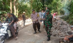 Babinsa Koramil 2306/Mancak, Karbak Pemasangan Kramik Masjid