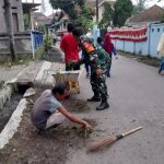 Babinsa Koramil 2307/Ciwandan Karbak Pembersihan Selokan