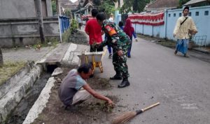 Babinsa Koramil 2307/Ciwandan Karbak Pembersihan Selokan