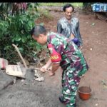 Babinsa Koramil 2301/Cilegon, Karbak Giat Perbaikan Jalan Warga