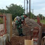 Babinsa Koramil 2304/Anyer, Karbak Membantu Pemasangan Pondasi Rumah