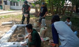 Babinsa Koramil 2302/Bojonegara, Karbak Membantu pembangunan Makam