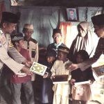 Kapolsek Pasimarannu Bagikan Puluhan Al-Qur’an di Dua TPA !