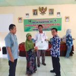 Riyanto Kepala Desa Nampi Rejo Serahkan Langsung BLT DD pada Warga