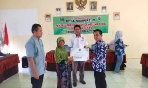 Riyanto Kepala Desa Nampi Rejo Serahkan Langsung BLT DD pada Warga