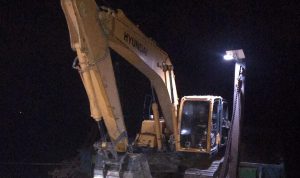 Diduga Tanpa Izin, Satu Unit Alat Berat Excavator Masuk Melalui Jalur Tikus Desa Penutuk Secara Diam-diam