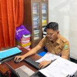 Patut di Puji, Demi Tugas dan Tanggungjawab, Syaharuddin Rewa Tetap Kerja Di Kantor Meskipun Malam Hari