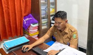 Patut di Puji, Demi Tugas dan Tanggungjawab, Syaharuddin Rewa Tetap Kerja Di Kantor Meskipun Malam Hari