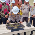 Wujud Kepedulian, Kapolres Basel Serahkan Bantuan Rumah Layak Huni 