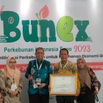Diserahkan Mentan SYL, Amran Mahmud Terima Penghargaan Anugrah Perkebunan Indonesia
