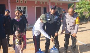 Prihatin Dampak Kemarau, Brimob Polda Babel Kirim 5000 Liter Air Bersih ke Warga Semabung Lama