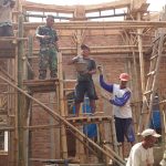 Wujud Kemanunggalan TNI, Babinsa 429-13/MK Bersama Warga Gotong Royong Bangun Masjid