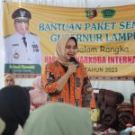 Riana Sari Arinal Ketua Umum LKKS Lampung Serangkan Sembako di Negeri Baru