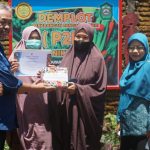 Pj Bupati Takalar Beri Hadiah Juara Lomba Pekarangan Produktif 