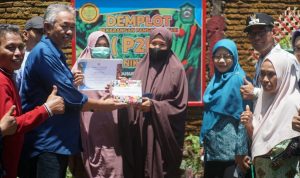 Pj Bupati Takalar Beri Hadiah Juara Lomba Pekarangan Produktif 