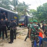 Sat Brimob Polda Babel Bersama Yonif 147 KGJ Bagikan Air Bersih ke Warga