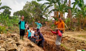 Perduli dengan Lingkungan, Kades Kalibeling Kerahkan Warga Berswadaya
