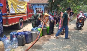 Krisis Air Bersih Makin Meluas, Koramil 2305/Cinangka Melaksanakan Kegiatan Pendistribusian Air Bersih di Wilayah