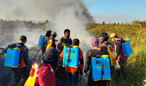Kawasan TNWK Terbakar, Personil Gabungan Padamkan Api Hingga Malam Hari
