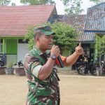 Tanamkan Nasionalisme dan Disiplin, Babinsa Koramil 429-06/PBL Ajarkan PBB