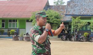 Tanamkan Nasionalisme dan Disiplin, Babinsa Koramil 429-06/PBL Ajarkan PBB